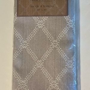 New in Package DINNER NAPKINS Set of 4 19” X 19” Legacy Cotton